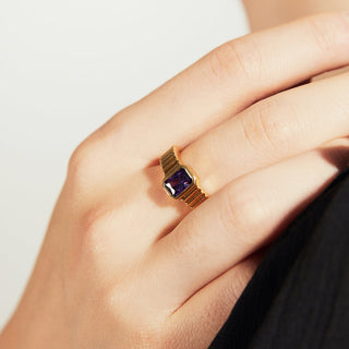 Anello con pietra preziosa quadrata