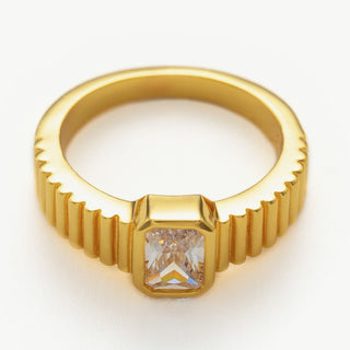 Bague en pierre précieuse carrée