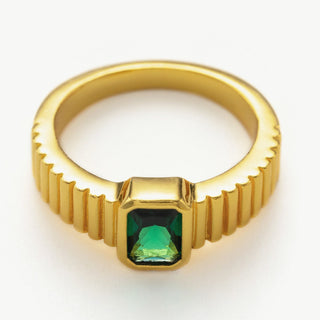 Bague en pierre précieuse carrée