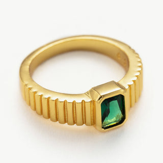 Bague en pierre précieuse carrée