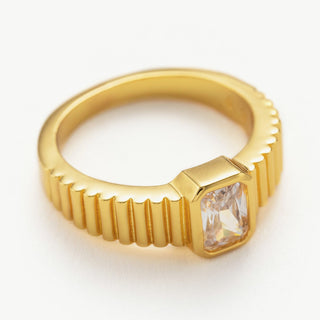 Bague en pierre précieuse carrée