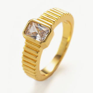 Bague en pierre précieuse carrée