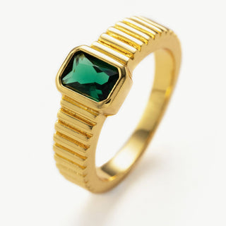 Bague en pierre précieuse carrée