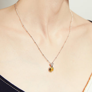 Collier avec pendentif en pierres précieuses rondes