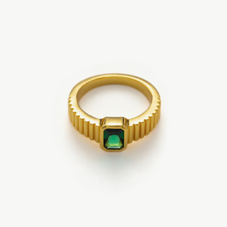 Anello con pietra preziosa quadrata
