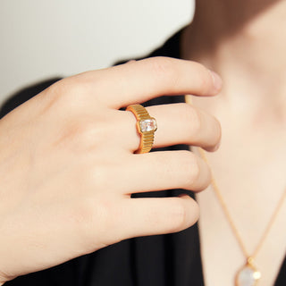 Bague en pierre précieuse carrée