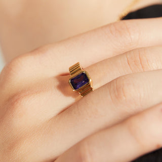 Bague en pierre précieuse carrée